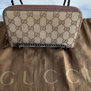 Authentic Gucci GG Supreme canvas zippy wallet w/COA